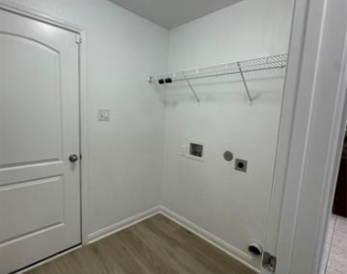 2132 Mulberry Drive - Photo Thumbnail 7