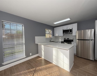 1900 W Taylor Street - Photo Thumbnail 5