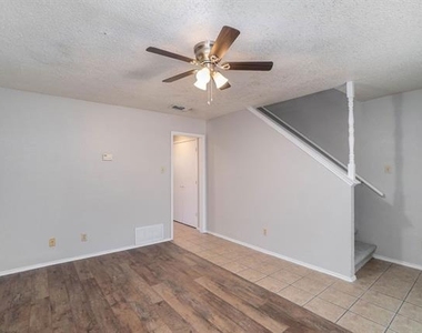 3301 Aurora Street - Photo Thumbnail 2