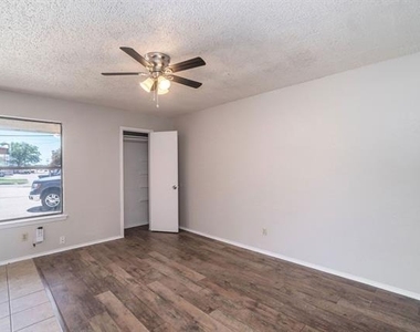 3301 Aurora Street - Photo Thumbnail 4