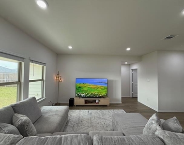305 Charmed Way - Photo Thumbnail 6