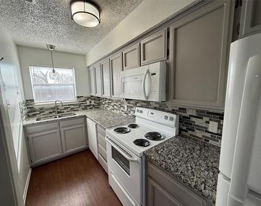 422 W 4th Street - Photo Thumbnail 8