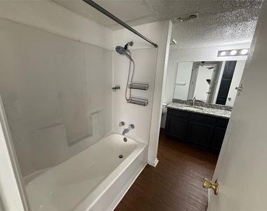 422 W 4th Street - Photo Thumbnail 11