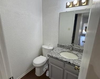 422 W 4th Street - Photo Thumbnail 16