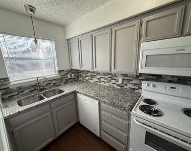 422 W 4th Street - Photo Thumbnail 5