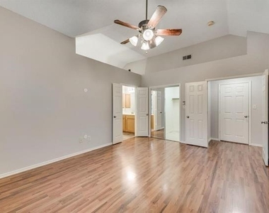 10104 Burgundy Drive - Photo Thumbnail 9