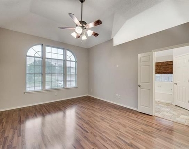 10104 Burgundy Drive - Photo Thumbnail 8