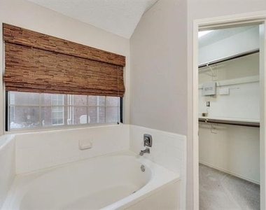 10104 Burgundy Drive - Photo Thumbnail 11