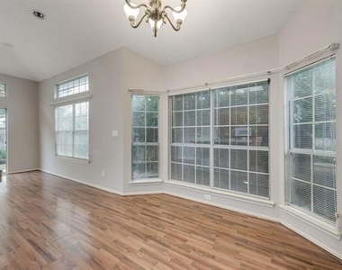 10104 Burgundy Drive - Photo Thumbnail 7