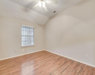 10104 Burgundy Drive - Photo Thumbnail 14
