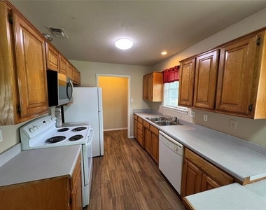 1809 Park Place - Photo Thumbnail 4