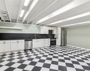 306 S Walton Street - Photo Thumbnail 4