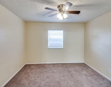 512 S Delaware Street - Photo Thumbnail 4
