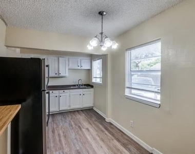512 S Delaware Street - Photo Thumbnail 2