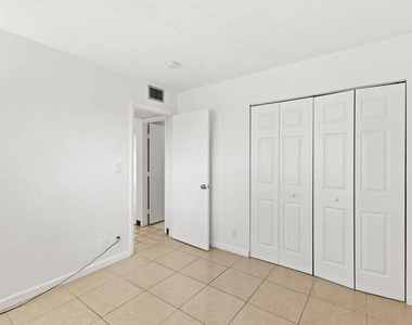 2106 S Cypress Bend Drive - Photo Thumbnail 20