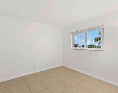 2106 S Cypress Bend Drive - Photo Thumbnail 18