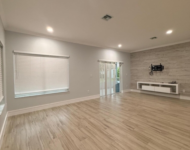 1310 Sw 48th Terrace - Photo Thumbnail 9