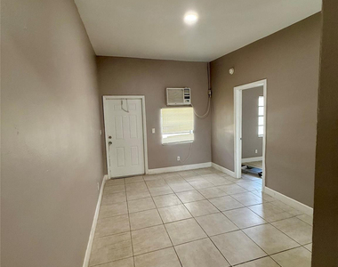 424 Nw 15th Terrace - Photo Thumbnail 2