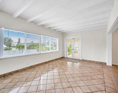 606 N Victoria Park Road N - Photo Thumbnail 6