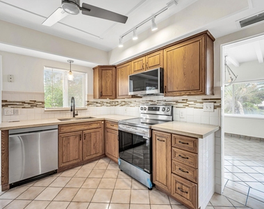 606 N Victoria Park Road N - Photo Thumbnail 3
