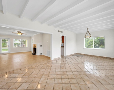 606 N Victoria Park Road N - Photo Thumbnail 8