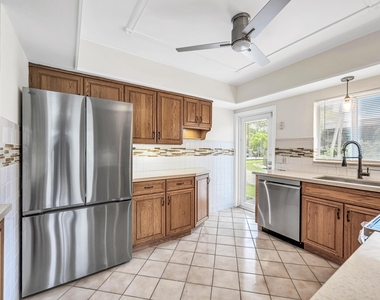 606 N Victoria Park Road N - Photo Thumbnail 4