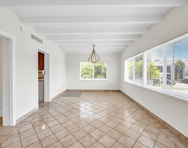 606 N Victoria Park Road N - Photo Thumbnail 9