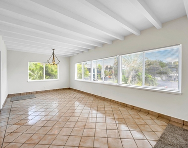 606 N Victoria Park Road N - Photo Thumbnail 7