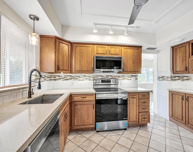 606 N Victoria Park Road N - Photo Thumbnail 5