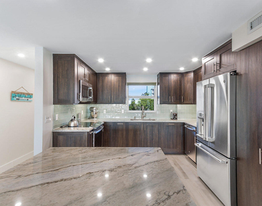 1160 Hillsboro Mile - Photo Thumbnail 6