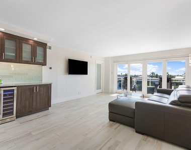 1160 Hillsboro Mile - Photo Thumbnail 8