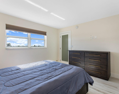 1160 Hillsboro Mile - Photo Thumbnail 15