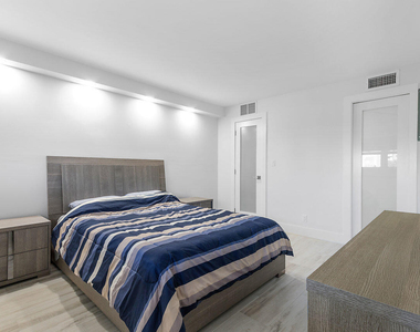 1160 Hillsboro Mile - Photo Thumbnail 12