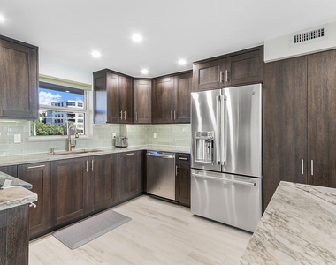 1160 Hillsboro Mile - Photo Thumbnail 7