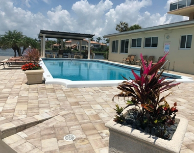 1160 Hillsboro Mile - Photo Thumbnail 18