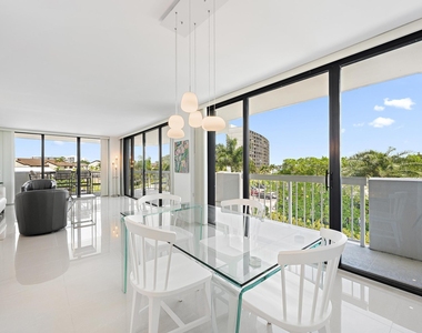 123 Lakeshore Drive - Photo Thumbnail 7