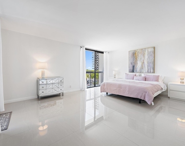 123 Lakeshore Drive - Photo Thumbnail 11
