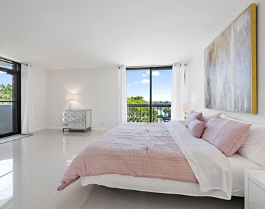 123 Lakeshore Drive - Photo Thumbnail 12
