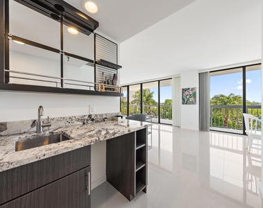 123 Lakeshore Drive - Photo Thumbnail 8
