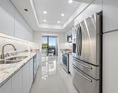 123 Lakeshore Drive - Photo Thumbnail 3