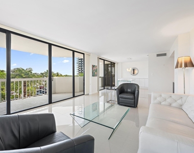 123 Lakeshore Drive - Photo Thumbnail 10