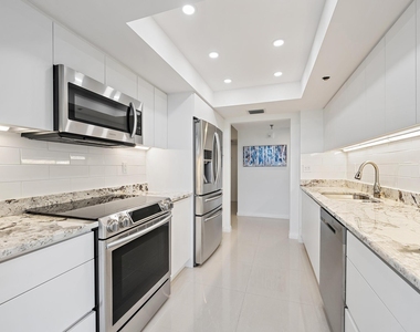 123 Lakeshore Drive - Photo Thumbnail 4