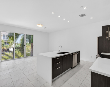 1044 Ne 18th Avenue - Photo Thumbnail 4