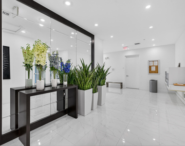 1044 Ne 18th Avenue - Photo Thumbnail 2