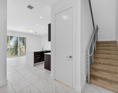 1044 Ne 18th Avenue - Photo Thumbnail 7