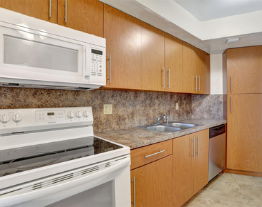 6921 Environ Boulevard - Photo Thumbnail 9