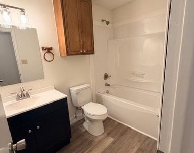 422 Greenlea Circle - Photo Thumbnail 5
