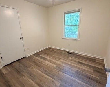 422 Greenlea Circle - Photo Thumbnail 3