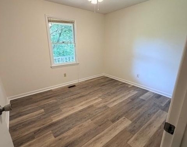 422 Greenlea Circle - Photo Thumbnail 1