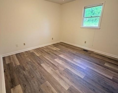 422 Greenlea Circle - Photo Thumbnail 4